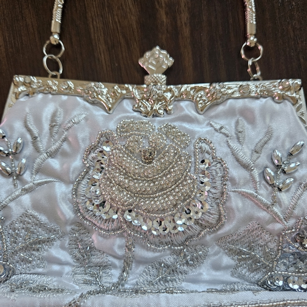 Elegant Silver Embroidered Handbag - Picture 4 of 6